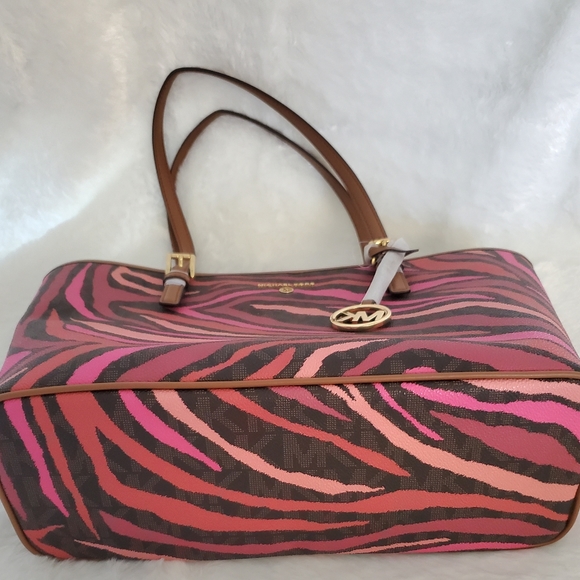 Michael Kors purse - Picture 7 of 9